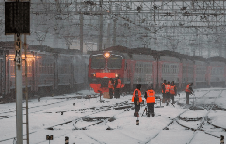 Перебои в движение поездов отправлением из Москвы замечены 24 февраля